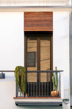 Huzurlu şehir yaşamını ön plana çıkaran küçük, rahat bir balkon ve çağdaş mimaride biraz yeşillik.