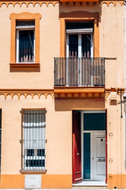 Kırmızı Kapı ve Simetrik Pencereli Renkli Tarihi Bina