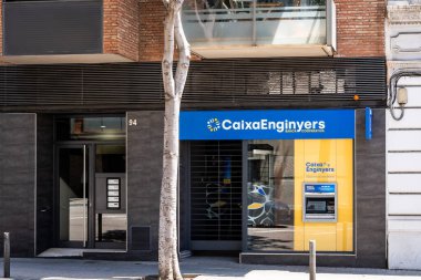 Barselona, İspanya - 19 Temmuz 2024. Caixa de Credito de los Ingenieros, Caixa d 'Enginyers İspanyol kooperatif tasarruf ve kredi toplumu..