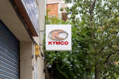 Barselona, İspanya-28 Temmuz 2024. Tayvanlı motosiklet üreticisi Kymco 'nun ön cephesine imza atın..
