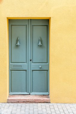 Sarı Duvarda Aslan Göğüslü Simetrik Yeşil Çift Kapılar