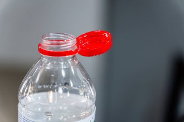 Yeni bir tasarıma sahip PET şişesi açıldıktan sonra kırmızı plastik kapak takılı kalacak, tüm paketin daha kolay toplanmasını ve geri dönüşümünü kolaylaştıracak