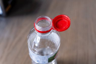 Yeni bir tasarıma sahip PET şişesi açıldıktan sonra kırmızı plastik kapak takılı kalacak, tüm paketin daha kolay toplanmasını ve geri dönüşümünü kolaylaştıracak