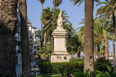 Badalona, İspanya-10 Ağustos 2024. Ramblas, Badalona, İspanya modernist binalar ve Roca i P. Seafront gezinti güvertesi heykeli..