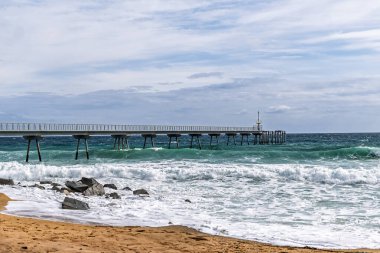 Badalona, Barcelona, İspanya 'da denizin ortasında bir rıhtım. Pont del Petroly