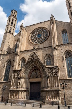 Santa Maria del Mar Bazilikası, Barselona, İspanya, Gotik mimari tarzını ve tarihsel önemini gözler önüne seriyor.