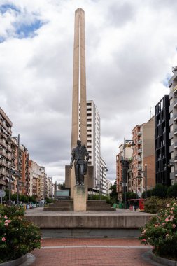 Logroo, İspanya... 28 Ağustos 2024. İspanya 'nın Logroo kentinde önemli bir kültür simgesi olan Çiftçi Anıtı, kentsel genişlemenin ortasındaki tarım mirasını sembolize ediyor..