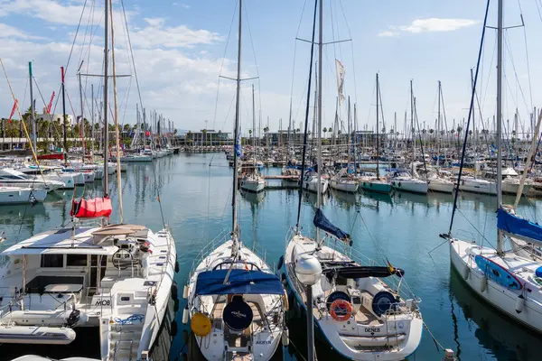 BARCELONA, İSPAN - 16 Ağustos 2024. Marina, Port Olimpic, Barcelona, İspanya 'da. Liman, 1992 Yaz Olimpiyatları 'nda yelkencilik etkinliklerinin yapılacağı yerdi. Tesisin açılışı 1991 yılında gerçekleşti..