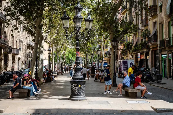 Barselona, İspanya - 26 Ağustos 2024. Passeig del Born Caddesi 'nde güneşli bir gün Barselona, İspanya