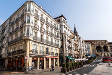 Vitoria, İspanya-1 Eylül 2024. Eski Vitoria kasabasındaki Plaza Virgen Blanca 'daki eski bina, Bask Ülkesi, İspanya.