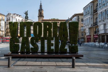 Vitoria, İspanya-1 Eylül 2024. Eski Vitoria kasabasındaki Plaza Virgen Blanca 'daki eski bina, Bask Ülkesi, İspanya.