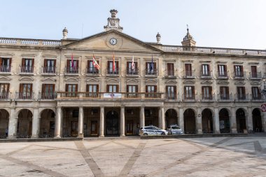 Vitoria, İspanya - 1 Eylül 2024. İspanya, Vitoria belediye binası. Vitoria-Gasteiz, İspanya 'nın kuzeyindeki Bask Bölgesi Özerk Topluluğu' nun başkentidir.