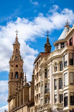 Logroo Katedrali. 15. yüzyılda dikilmiş, 17. ve 18. yüzyıllarda rötuş yapılmış ve büyütülmüş. Çan kulesinin üst kısmının detayları. Logrono. La Rioja, İspanya.