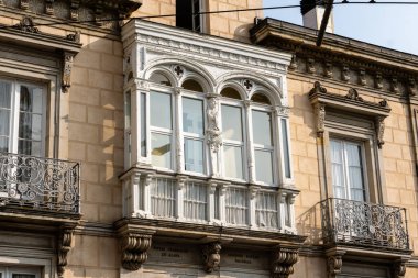 Geleneksel Avrupa tarzı bir balkonun detaylı bir görüntüsü. Karmaşık tasarımlar, tarihi mimari sergileniyor, Vitoria, İspanya