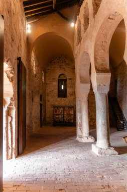 La Rioja, İspanya-29 Eylül 2024. San Millan de la Cogolla, La Rioja, İspanya 'daki Suso Manastırı UNESCO Dünya Mirası Bölgesi. İç görünüm