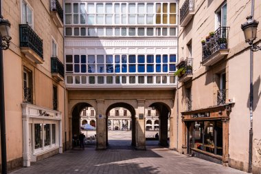 Vitoria, İspanya-11 Eylül 2024. İspanya 'nın Vitoria, Bask Bölgesi, İspanya' daki geleneksel İspanyol balkonu ve cephelerinin gündüz görünümü, karmaşık mimari ayrıntıları gözler önüne seriyor.