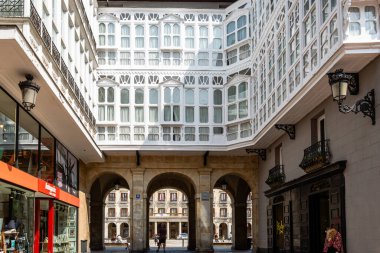 Vitoria, İspanya-11 Eylül 2024. İspanya 'nın Vitoria, Bask Bölgesi, İspanya' daki geleneksel İspanyol balkonu ve cephelerinin gündüz görünümü, karmaşık mimari ayrıntıları gözler önüne seriyor.