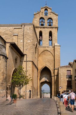Puerta de San Juan şehir kapısı ve Laguardia, Rioja Alavesa, İspanya 'daki St. John Kilisesi' nin çan kulesi.