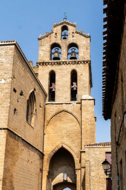 Puerta de San Juan şehir kapısı ve Laguardia, Rioja Alavesa, İspanya 'daki St. John Kilisesi' nin çan kulesi.