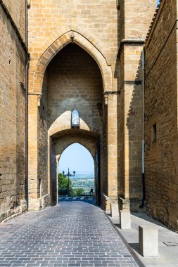Puerta de San Juan şehir kapısı ve Laguardia, Rioja Alavesa, İspanya 'daki St. John Kilisesi' nin çan kulesi.
