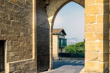 Puerta de San Juan şehir kapısı ve Laguardia, Rioja Alavesa, İspanya 'daki St. John Kilisesi' nin çan kulesi.
