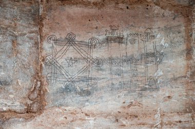 San Millan de la Cogolla, La Rioja, İspanya 'daki Suso Manastırı UNESCO Dünya Mirası Bölgesi. İç mekan. Duvarda yazı var.