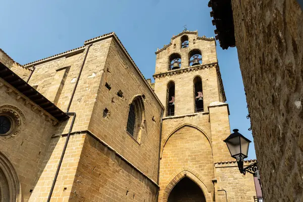 Puerta de San Juan şehir kapısı ve Laguardia, Rioja Alavesa, İspanya 'daki St. John Kilisesi' nin çan kulesi.