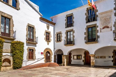 ARENYS DE MAR, SPAIN-MAY 22,2025: Facade City Hall, Ajuntament veya Casa Katalan köyü Arenys de Mar, Maresme bölgesi, Barcelona, Katalonya.