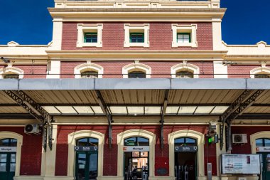 Montgat, İspanya - 16 Mayıs 2025. Montgat tren istasyonu. İspanya 'da ilk açılan, Barselona-Matar bölümündeki Maresme hattında.