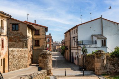 San Million de la Cogolla 'da büyüleyici bir cadde La Rioja, İspanya' da, berrak mavi gökyüzü altında geleneksel İspanyol mimarisini sergiliyor..