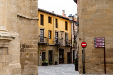 La rioja, İspanya-26 Ekim 2024. Santo Domingo de la Calzada Caddesi, La Rioja, İspanya. Santiago de Compostela 'ya giden antik güzergah boyunca Camino de Santiago' da önemli bir durak..