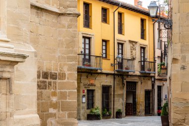 La rioja, İspanya-26 Ekim 2024. Santo Domingo de la Calzada Caddesi, La Rioja, İspanya. Santiago de Compostela 'ya giden antik güzergah boyunca Camino de Santiago' da önemli bir durak..