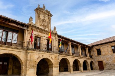 Santo Domingo de la calzada belediyesinde İspanya ve Avrupa bayrakları sergileniyor.
