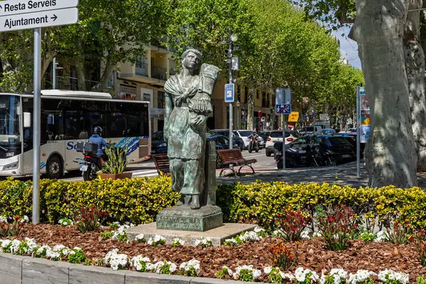 Barselona, İspanya-31 Mayıs 2025. İspanyol dantel imalatçısı geleneksel Katalan La Puntaire 'in bronz heykeli Arenys de Mar' da canlı bir şehir ortamında duruyor..