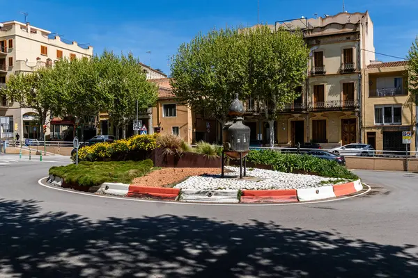 Barselona, İspanya-Haziran 01, 2025. Calisay likörüyle dolambaçlı yol hala heykel, Arenus de Mar, İspanya