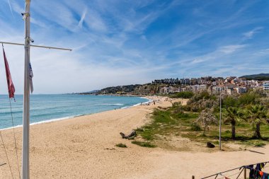 Arenys de Mar, İspanya - Haziran 03, 2025. Katalonya 'nın kıyı kasabası Arenys de mar' da plajı ve Akdeniz 'i seven turistler