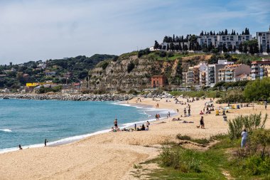 Arenys de Mar, İspanya - Haziran 03, 2025. Katalonya 'nın kıyı kasabası Arenys de mar' da plajı ve Akdeniz 'i seven turistler