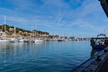Arenys de Mar, İspanya-08 Haziran 2025. Arenys de mar, İspanya 'ya demir atmış balıkçı teknesi, arka planda demirli yelkenliler.