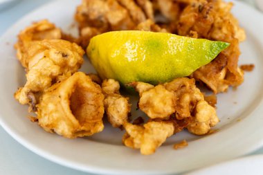 Taze limon dilimli kızarmış Calamari Halkaları