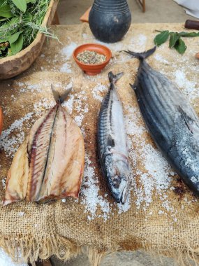 Tuz ve baharatlarla bezenmiş bir çuval dolusu balığı saklamak için eski bir yöntem.