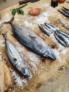 Tuz ve baharatlarla bezenmiş bir çuval dolusu balığı saklamak için eski bir yöntem.