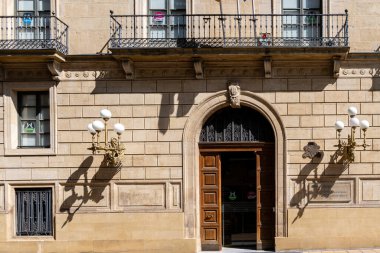 La Rioja, İspanya-22 Ağustos 2024. Logroo 'daki Instituto de Estudios Riojanos cephesi Süslü Lambalar ve Balkon Detaylarıyla.