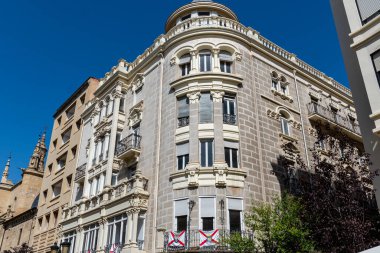 Logroo, İspanya 'da Süslü Demir Balkonları ve Cam Kapalı Balkonları olan Tarihi Bina.