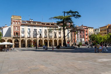 Logroo, İspanya-22 Ağustos 2024. Geleneksel Mimari ve Parke Caddeleri ile İspanya 'nın Logroo, La Rioja merkezindeki Tarihi Pazar Meydanı manzarası.