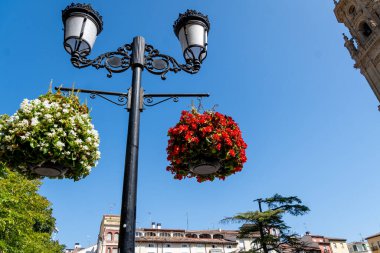 Logroo, İspanya-22 Ağustos 2024. Logroo, La Rioja, İspanya 'daki Tarihi Pazar Meydanı' nın Geleneksel Mimari ve Cobblestone Caddeleri