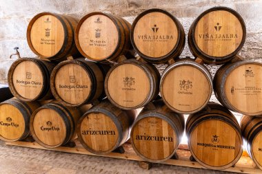 La Rioja, İspanya-22 Ağustos 2024. İspanyol Şarap Fıçıları Kırsal Kilerde Prestijli Şaraphanelerden Koleksiyon