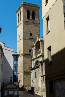 LOGROO, LA RIOJA, İSPAN 22 Ağustos 2017. İspanya, Logroo 'daki Santiago el Real Kilisesi' nin tarihi çan kulesi..