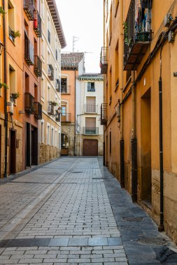 Logrono şehrinin sokakları. Tarihi şehir merkezinin manzarası. Güzel binalar. İspanya 'nın La Rioja kentindeki ünlü turizm beldesi.