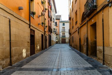 Logrono şehrinin sokakları. Tarihi şehir merkezinin manzarası. Güzel binalar. İspanya 'nın La Rioja kentindeki ünlü turizm beldesi.