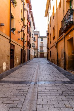 Logrono şehrinin sokakları. Tarihi şehir merkezinin manzarası. Güzel binalar. İspanya 'nın La Rioja kentindeki ünlü turizm beldesi.
